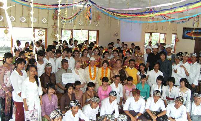 060 GROUPPIC SCHOOL TABANAN.jpg - Students, faculty and administers with Raja Willem and his wife at a vocational school. The administration  expressed interest in implementing a programme of Consciousness-Based Education.